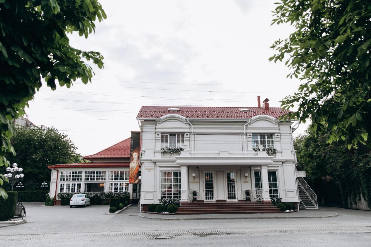 Hotel Aristocrat Chernivtsi Exterior photo