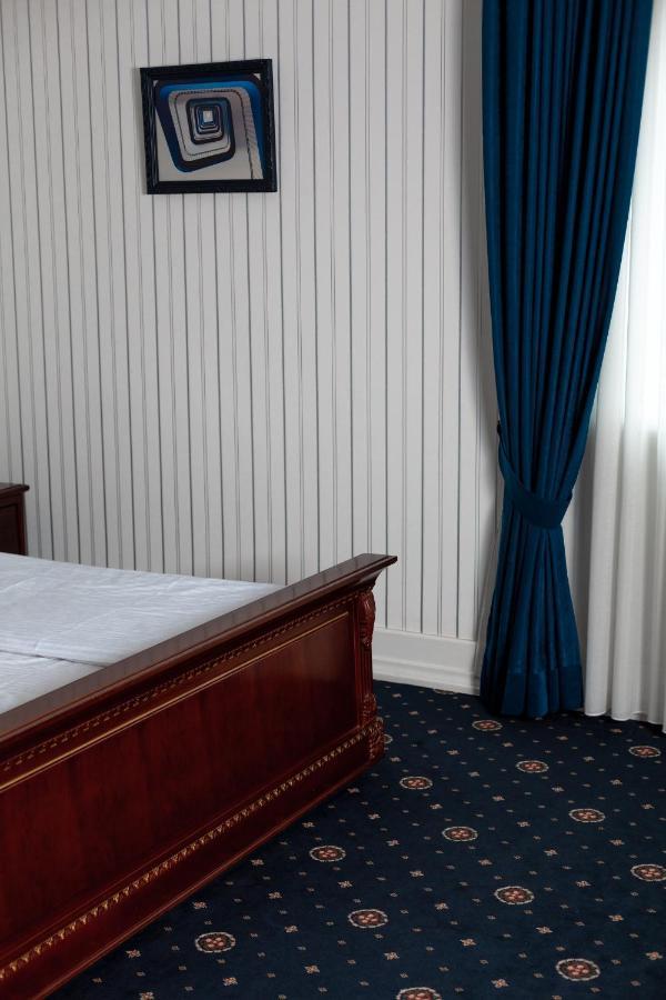 Hotel Aristocrat Chernivtsi Exterior photo